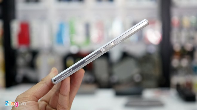 Các chi tiết của vỏ máy được làm từ nhựa nhưng được gia công rất tỉ mỉ, kỹ lưỡng. Vẻ đẹp của Xperia M2 toát ra ngay từ các phím vật lý bên hông máy.