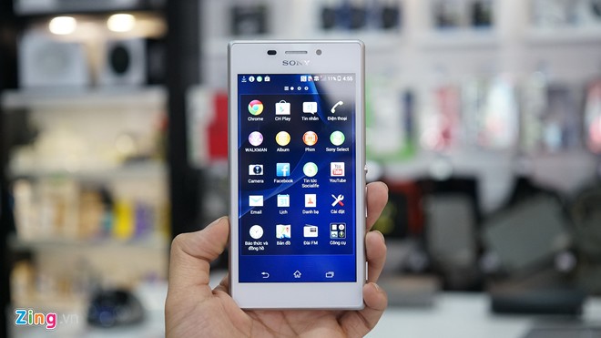 Xperia M2 dùng vi xử lý Snapdragon 400 tốc độ 1,2 GHz, RAM 1 GB, bộ nhớ trong 8 GB. Máy chạy Android 4.3 và có thể nâng cấp lên Android 4.4.