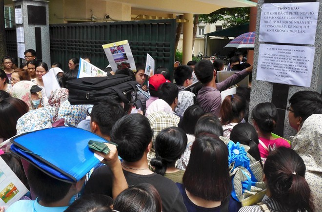 thi c&ocirc;ng chức, tuyển c&ocirc;ng chức, thủ khoa, tiến sĩ, thạc sĩ, hộ khẩu H&agrave; nội