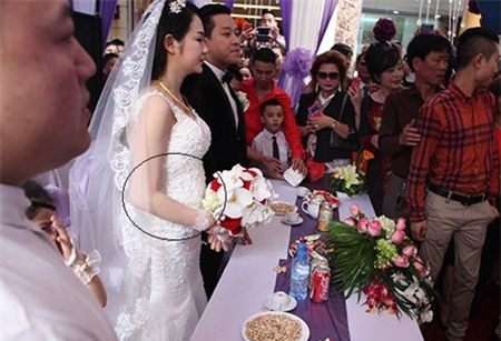 Thậm chí, nhiều người còn phỏng đoán rằng: Với vòng 2 như thế này thì chắc hẳn Thu Hương phải mang bầu được 2, 3 tháng! 