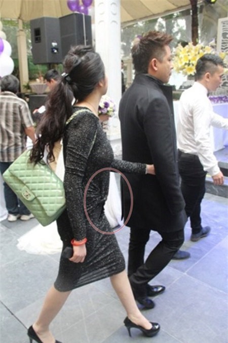Vòng 2 to bất thường của Thu Hương đã bị phát hiện cách đây 1 tháng khi cô cùng Tuấn Hưng tới dự đám cưới 