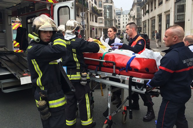 Cảnh sát đang triển khai một chiến dịch lớn ở Paris để truy tìm những kẻ tấn công.