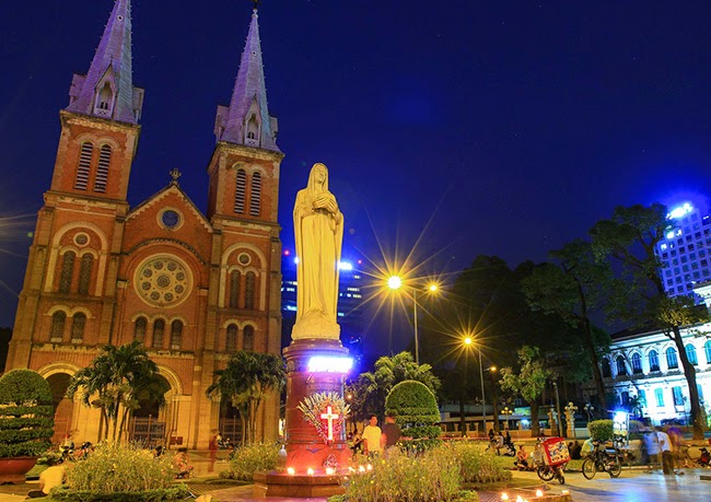 Gi&aacute;ng sinh đi chơi tại Nh&agrave; thời Đức b&agrave; S&agrave;i G&ograve;n