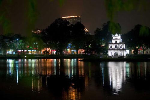 Đ&ecirc;m Gi&aacute;ng sinh ở H&agrave; Nội, nhiều người lựa chọn Hồ Gươm l&agrave;m điểm đến cho m&igrave;nh