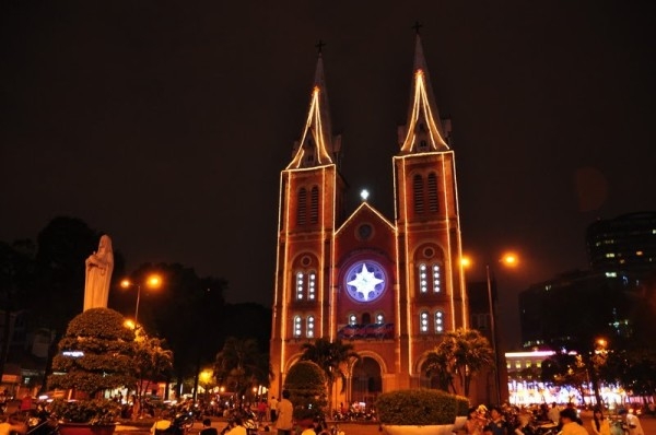 Nh&agrave; thờ Đức B&agrave; lu&ocirc;n l&agrave; nơi c&oacute; kh&ocirc;ng kh&iacute; vui chơi Gi&aacute;ng sinh n&aacute;o nhiệt nhất v&agrave; khung cảnh tuyệt đẹp để chụp h&igrave;nh