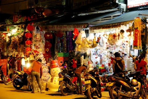X&oacute;m đạo Phạm Thế Hiển l&agrave; điểm vui chơi chụp h&igrave;nh gi&aacute;ng sinh được mong chờ nhất năm nay