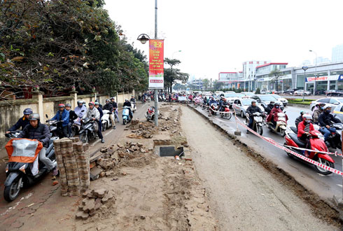 Nhiều tuyến đường bị ùn tắc, gây trở ngại cho giao thông ngày Tết Nhiều tuyến đường bị ùn tắc, gây trở ngại cho giao thông ngày Tết