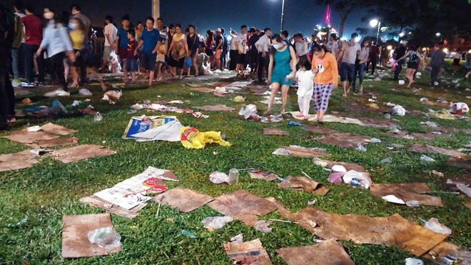 R&aacute;c ngập ở trung t&acirc;m S&agrave;i G&ograve;n sau m&agrave;n ph&aacute;o hoa đ&oacute;n năm mới