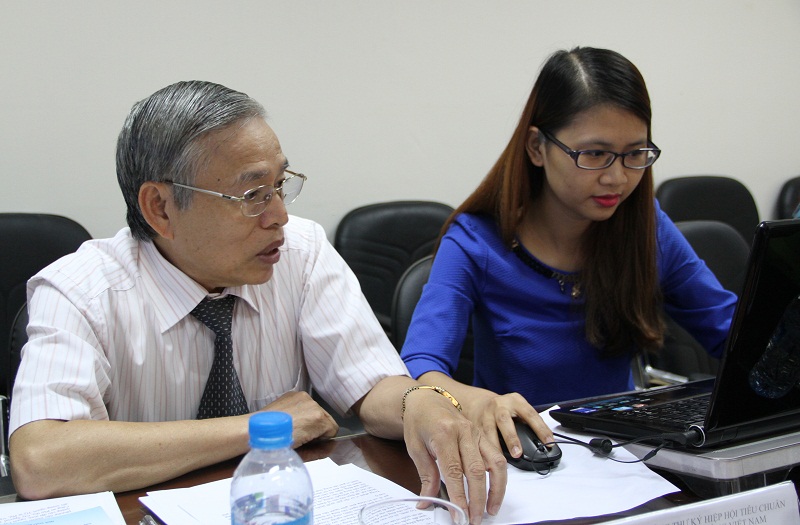 &Ocirc;ng Nguyễn Mạnh H&ugrave;ng đang trả lời c&aacute;c c&acirc;u hỏi bạn đọc quan t&acirc;m, gửi về chương tr&igrave;nh giao lưu trực tuyến.