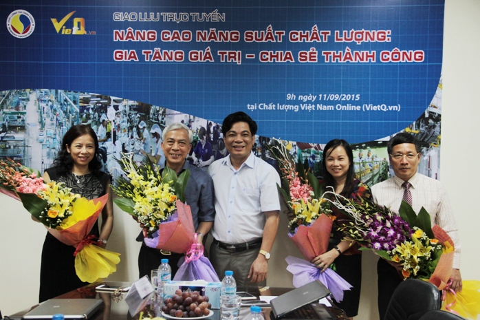 Tổng bi&ecirc;n tập Chất lượng Việt Nam (VietQ.vn) tặng hoa cho c&aacute;c kh&aacute;ch mời tham gia chương tr&igrave;nh giao lưu trực tuyến