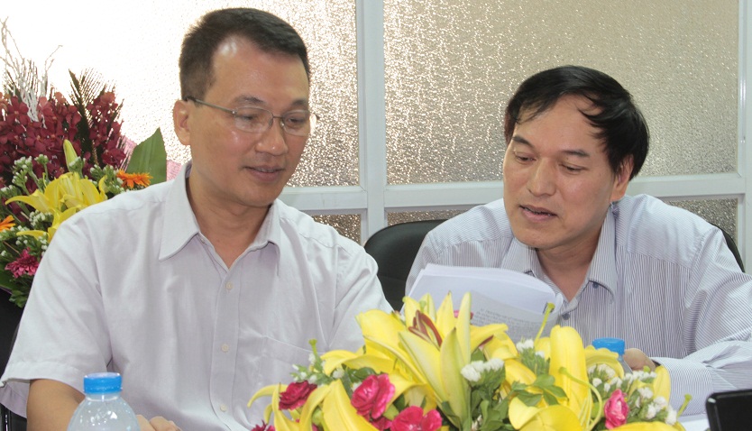 &Ocirc;ng Nguyễn H&ugrave;ng Điệp (b&ecirc;n tr&aacute;i) v&agrave; &ocirc;ng Trần Quốc Tuấn (b&ecirc;n phải) đang trao đổi nghiệp vụ li&ecirc;n quan đến c&aacute;c thắc mắc v&agrave; c&acirc;u hỏi của bạn đọc gửi về chương tr&igrave;nh Giao lưu trực tuyến