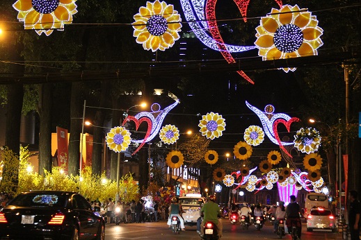 Đường phố S&agrave;i G&ograve;n rực rỡ trước thời khắc Giao thừa 2015