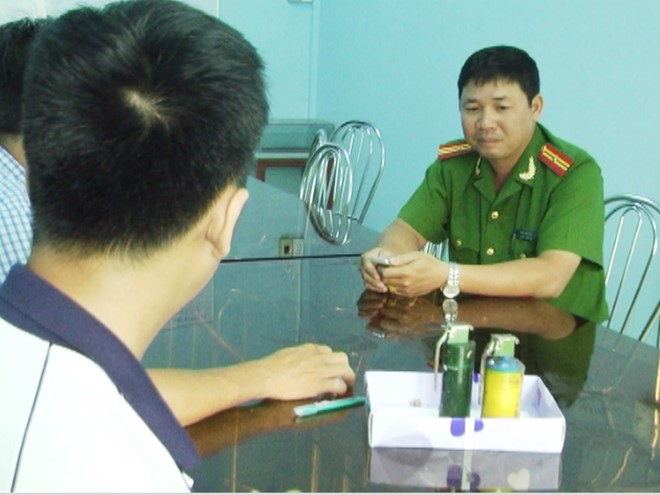 Hai quả lựu đạn bị lực lượng c&ocirc;ng an ph&aacute;t hiện v&agrave; thu giữ