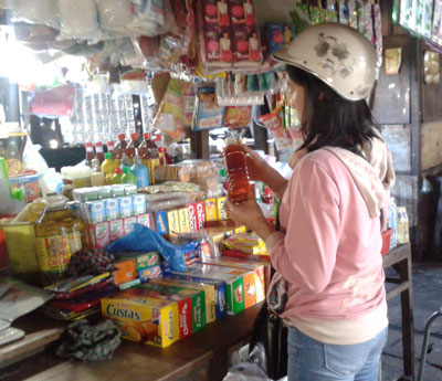 Gia vị b&acirc;̉n bày bán c&ocirc;ng khai ngoài chợ