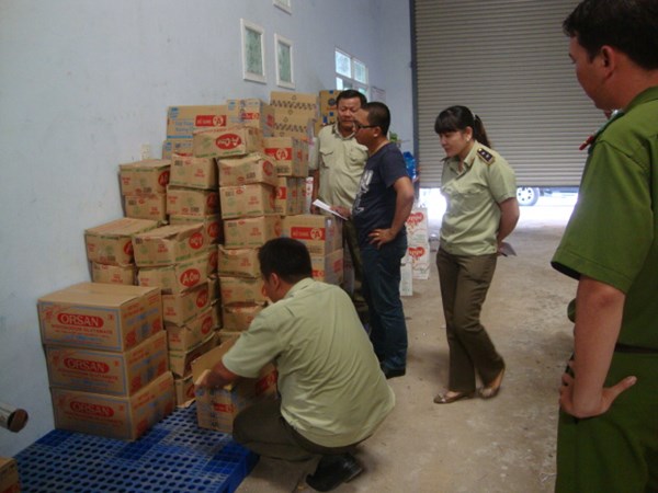M&ocirc;̣t kho hàng gia vị b&acirc;̉n bị thu giữ