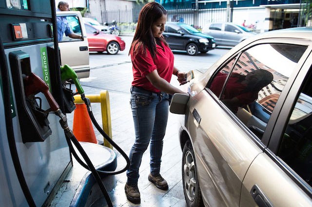 Xăng Venezuela t&iacute;nh theo USD ng&agrave;y c&agrave;ng rẻ, rẻ đến mức kh&ocirc;ng tưởng khi so s&aacute;nh với c&aacute;c nước kh&aacute;c