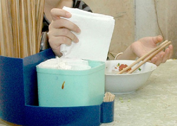 Giấy ăn kh&ocirc;ng r&otilde; nguồn gốc được sử dụng trong một số qu&aacute;n ăn b&igrave;nh d&acirc;n. Ảnh minh họa