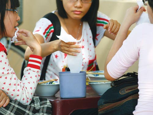 Nguy cơ mắc bệnh nguy hiểm khi thường xuy&ecirc;n sử dụng giấy ăn kh&ocirc;ng r&otilde; nguồn gốc