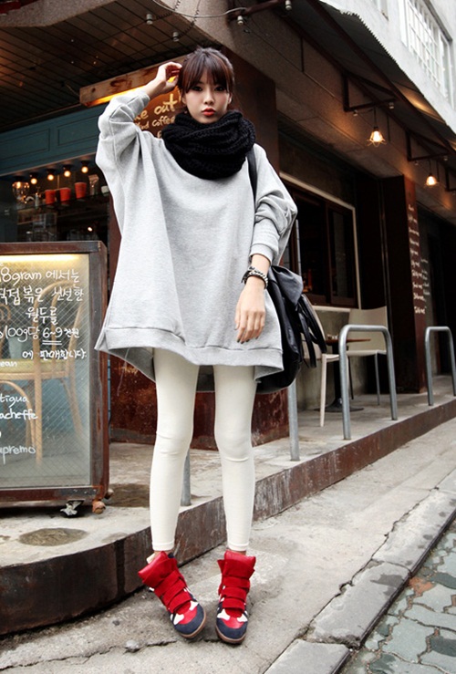 Mặc đẹp ng&agrave;y lạnhc&ugrave;ng Wedge Sneaker với d&aacute;ng vẻ thể thao năng động cho c&aacute;c bạn g&aacute;i tinh nghịch