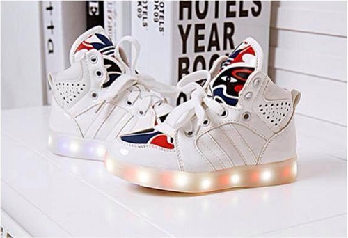 Giày dép trẻ em với ánh sáng lấp lánh, âm thanh vui nhộn được nhiều cha mẹ lựa chọn