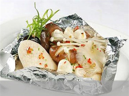 Giấy bạc g&oacute;i 13Win OKVIP Cá cược bóng đá rất đa năng