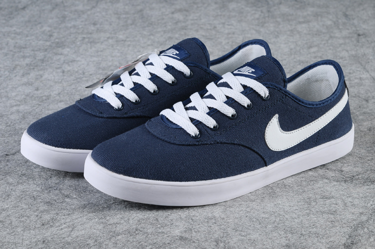 Ph&acirc;n biệt gi&agrave;y Nike thật v&agrave; giả bằng cảm nhận khi mang thử gi&agrave;y 