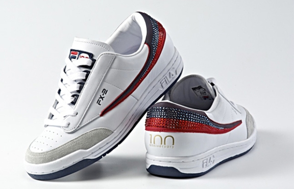 Kh&ocirc;ng d&aacute;t v&agrave;ng hay đ&iacute;nh kim cương nhưng Swarovski studded FILA cũng dễ d&agrave;ng lọt tốp những đ&ocirc;i gi&agrave;y thể thao đắt nhất h&agrave;nh tinh