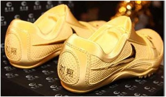 G&oacute;p mặt trong danh s&aacute;ch những đ&ocirc;i gi&agrave;y thể thao đắt nhất thế giới l&agrave; đ&ocirc;i gi&agrave;y d&aacute;t v&agrave;ng Nike High