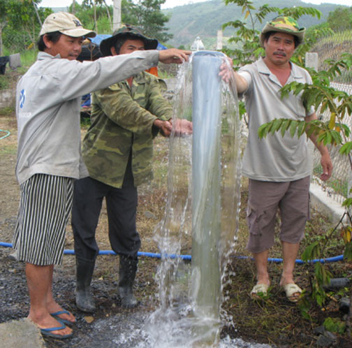 Người d&acirc;n th&iacute;ch th&uacute; với giếng nước tự phun th&agrave;nh cột cao