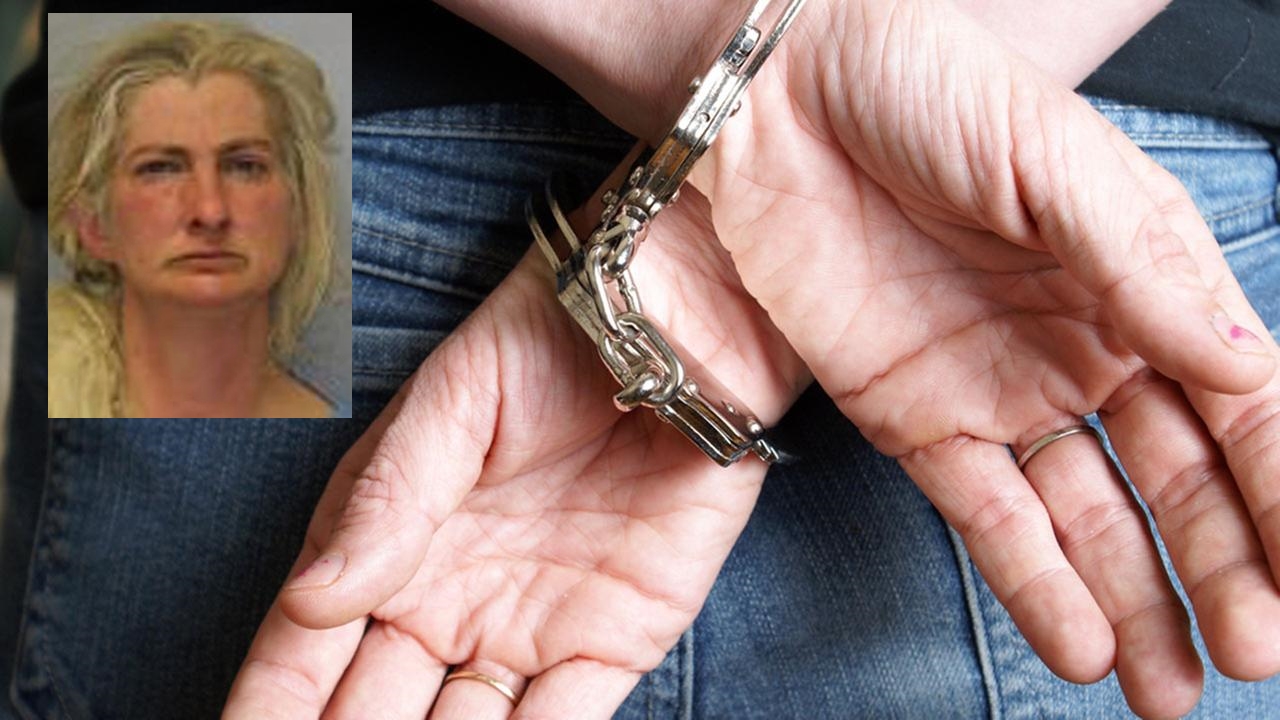 Charlene Mess, 48 tuổi, bị buộc tội giết chồng v&agrave; ch&ocirc;n dưới một đống ph&acirc;n