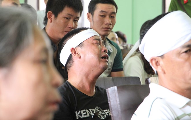&Ocirc;ng Nguyễn Văn Hiền - chồng chị T&yacute; (nạn nh&acirc;n thảm &aacute;n giết người d&atilde; man) kh&oacute;c ngất ở hội trường x&eacute;t xử