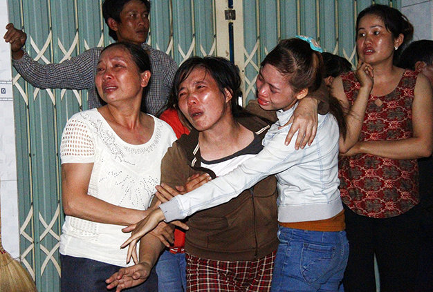 Người nh&agrave; nạn nh&acirc;n vụ &aacute;n mạng nghi&ecirc;m trọng g&agrave;o kh&oacute;c thảm thương trước nỗi đau qu&aacute; lớn