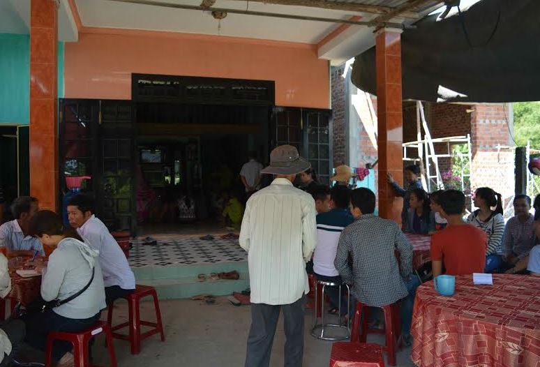 Hay tin về vụ giết người d&atilde; man, rất đ&ocirc;ng người d&acirc;n đ&atilde; đến chia buồn với gia đ&igrave;nh nạn nh&acirc;n