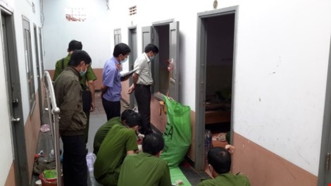 Cơ quan điều tra kh&aacute;m nghiệm hiện trường vụ &aacute;n cưỡng bức, giết người d&atilde; man ở Đắk N&ocirc;ng