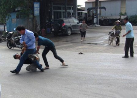 D&ugrave; chưa biết r&otilde; đầu đu&ocirc;i c&acirc;u chuyện, &ocirc;ng B&igrave;nh đ&atilde; lao v&agrave;o đ&aacute;nh người g&acirc;y ra vụ &aacute;n mạng giết người nghi&ecirc;m trọng