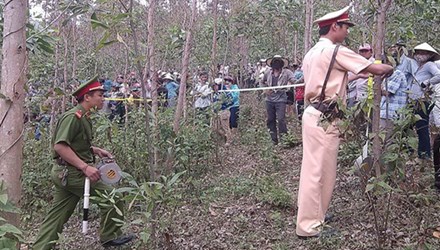 Cơ quan chức năng kh&aacute;m nghiệm hiện trường vụ giết nữ sinh trong rừng