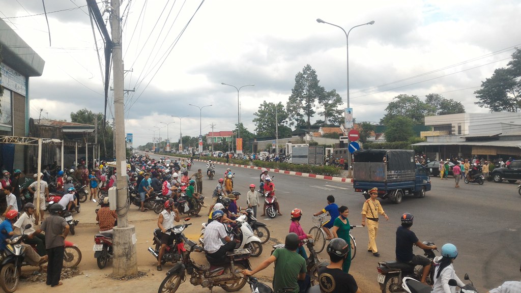 Người d&acirc;n hiếu kỳ v&acirc;y k&iacute;n nơi xảy ra vụ &aacute;n