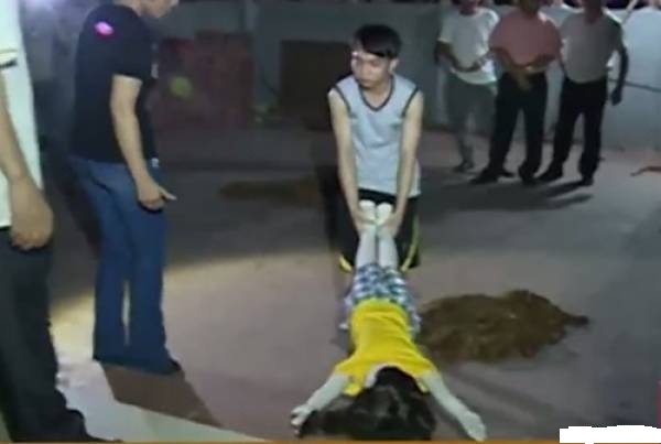Bàng hoàng thực nghiệm hiện trường đối tượng câm điếc giết dã man bé 11 tuổi Bàng hoàng thực nghiệm hiện trường đối tượng câm điếc giết dã man bé 11 tuổi