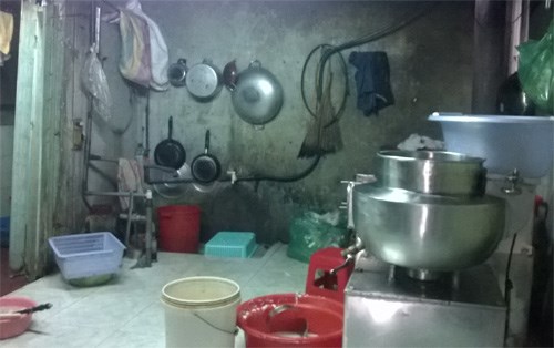Hiện trường nơi sản xuất gi&ograve; chả 'bẩn' tại P.B&igrave;nh Hưng H&ograve;a A 