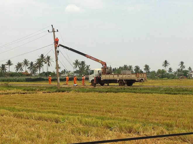 C&ocirc;ng nh&acirc;n Điện lực Nam Bu&ocirc;n Ma Thuột khẩn trương khắc phục sự cố