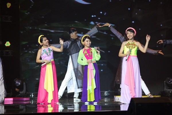 Tiết mục Trăng qu&ecirc; của team Cẩm Ly trong liveshow 4 Giọng h&aacute;t Việt nh&iacute; 2015