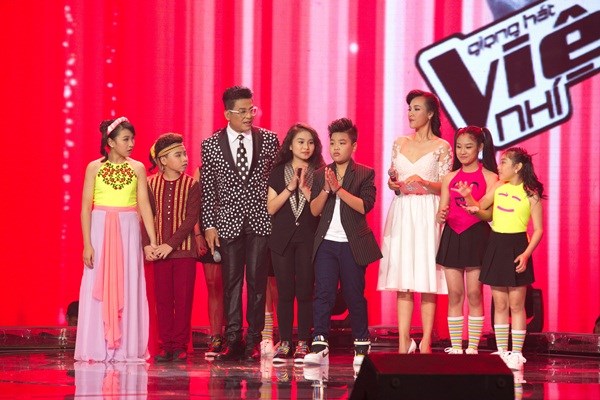 MC c&ocirc;ng bố kết quả trong đ&ecirc;m liveshow 4 của Giọng h&aacute;t Việt nh&iacute; 2015