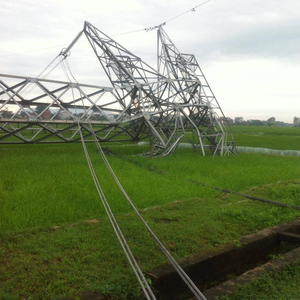 Gi&ocirc;ng lốc đ&atilde; giật đổ cột điện đường d&acirc;y 500 KV Quảng Ninh - Hiệp H&ograve;a