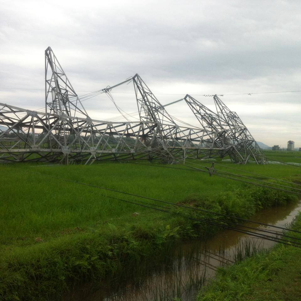 Rất may sự cố cột điện đường d&acirc;y 500 KV đổ n&agrave;y kh&ocirc;ng g&acirc;y thiệt hại về người