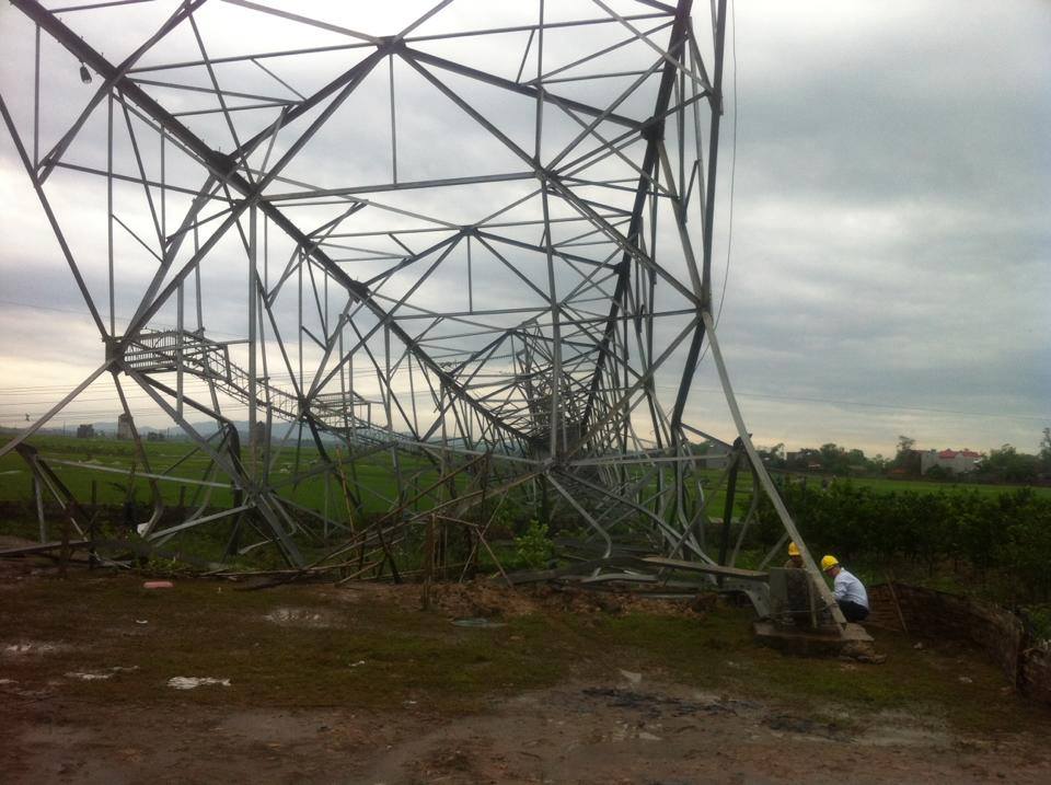 Cột điện đường d&acirc;y 500 KV đổ