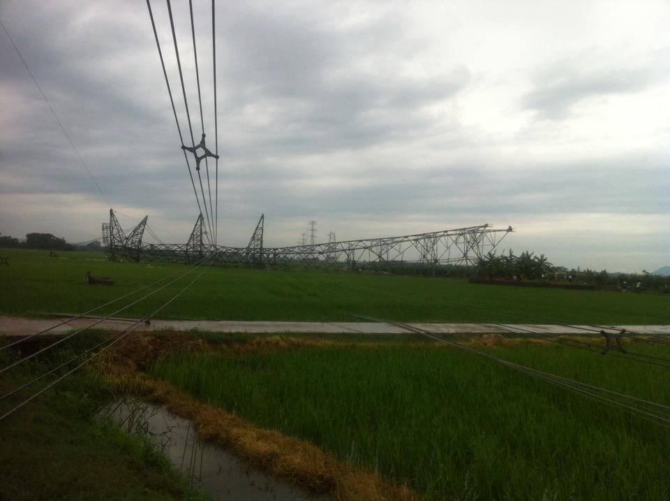 Cột điện đường d&acirc;y 500 KV đổ