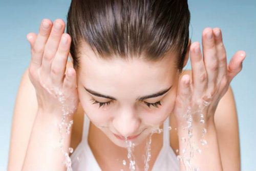 Rửa sạch mặt để giữ lớp trang điểm l&acirc;u tr&ocirc;i
