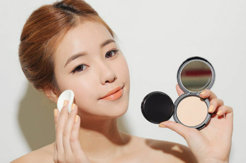 D&ugrave;ng phấn phủ loại tốt để giữ lớp trang điểm l&acirc;u tr&ocirc;i