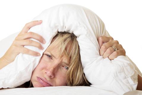 Tr&ugrave;m chăn k&iacute;n đầu khi ngủ l&agrave; c&aacute;ch giữ ấm cơ thể sai lầm của rất nhiều người