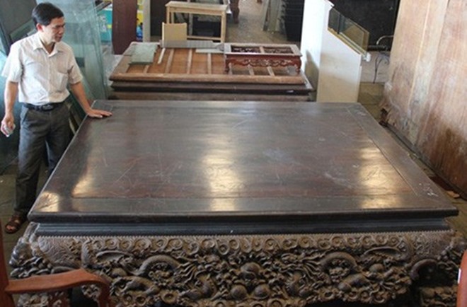 Chiếc sập gỗ trắc của đại gia l&agrave;ng đồng n&aacute;t H&agrave; Th&agrave;nh c&oacute; gi&aacute; tương đương với một ng&ocirc;i nh&agrave;